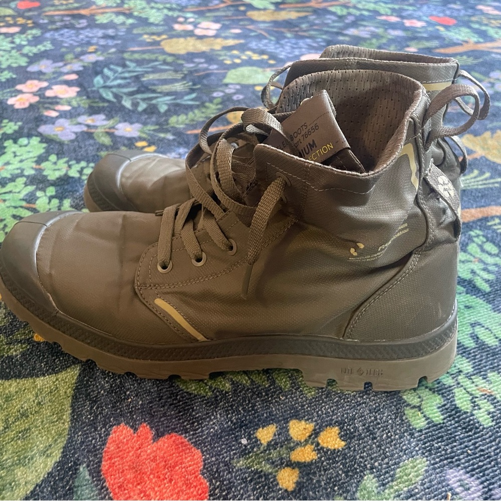 Palladium Men's Boots in Olive Green
